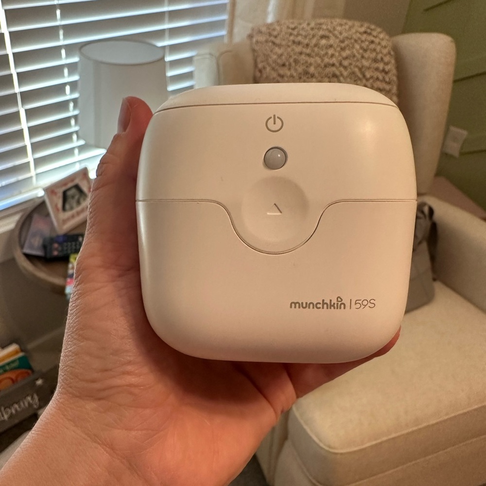 Munchkin paci sterilizer
